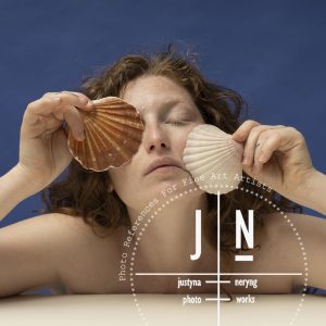 Maud with sea shells 1/20 shots